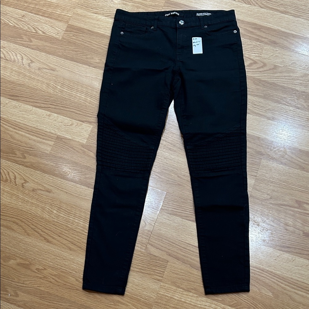 Z23.   Black Skinny Jeans